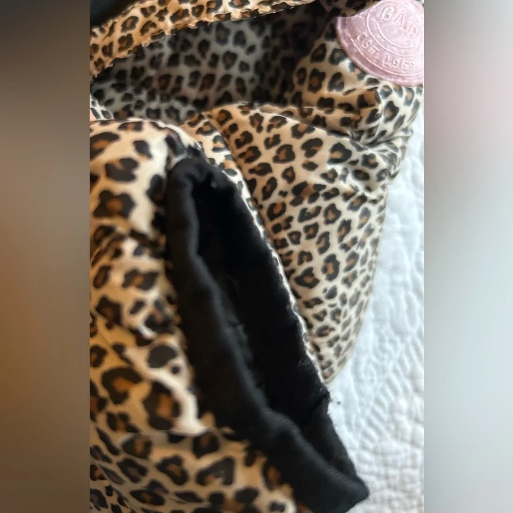 Baby Gap girl’s  hooded leopard puffer coat size 3. Mid weight thickness. Nice!